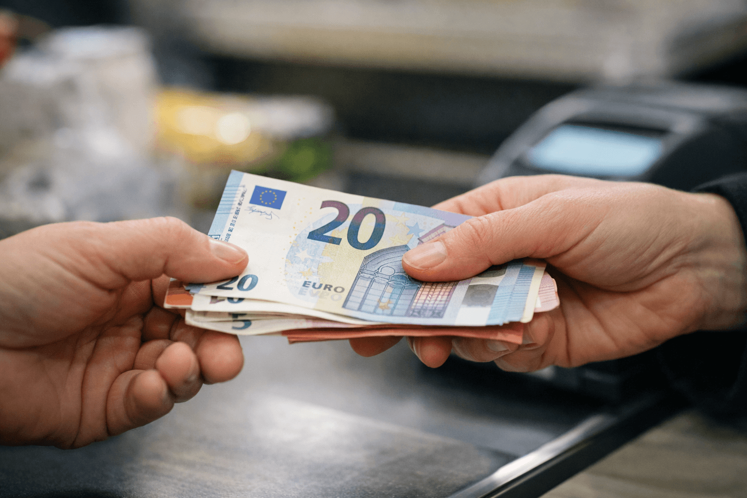 Pérdida de poder adquisitivo reflejada en un pago en efectivo con euros durante una transacción cotidiana.